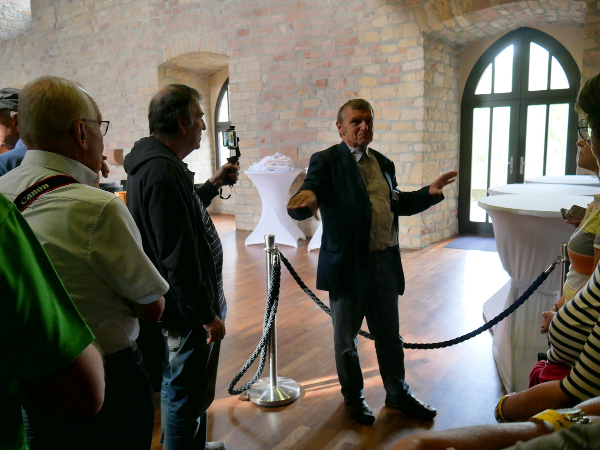 Im Festsaal Hambacher Schloß