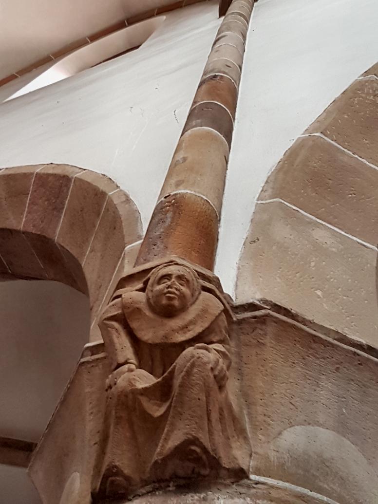 education Tragender Mönch in der Stiftskirche Landau/Pfalz